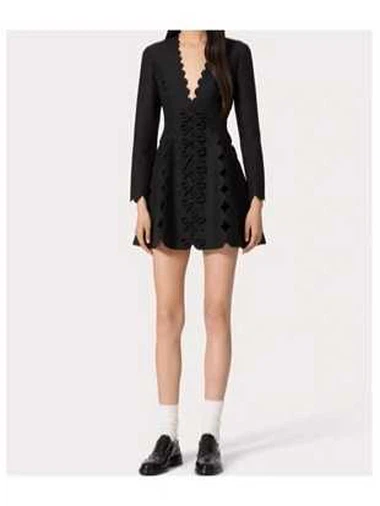 Crna skelopirana haljina V - izrez